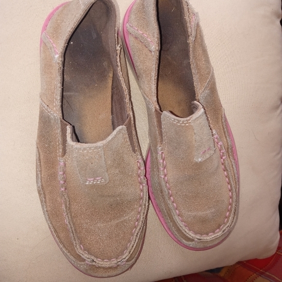 Ariat Cruiser Girl's 13.5 beige suede upper Slip on Loafer Boat shoes Pink Trim - Picture 3 of 8